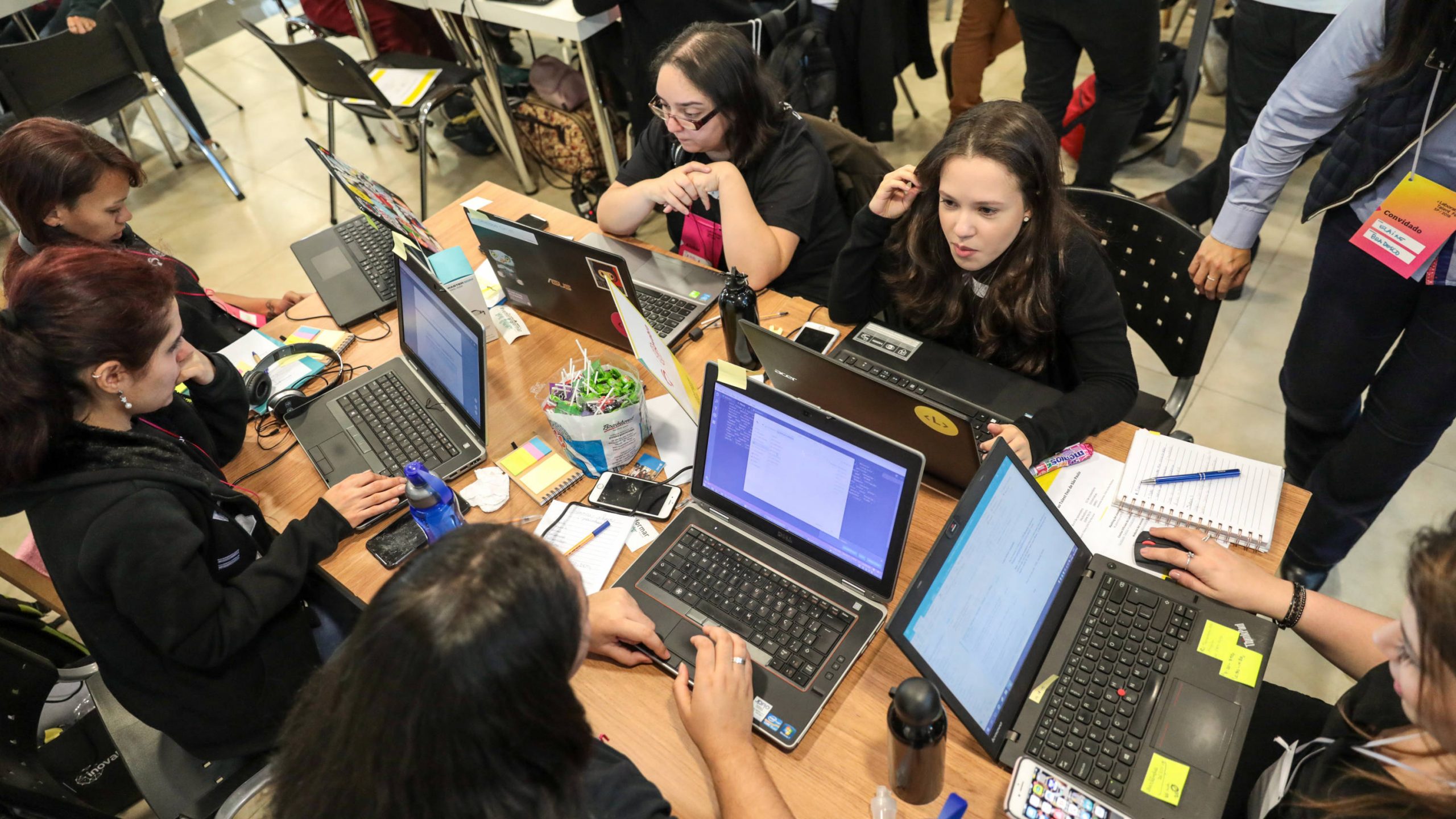 Becas para que más mujeres estudien programación