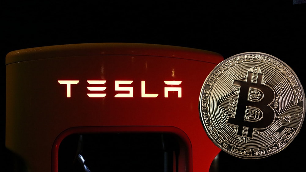 Tesla invierte en Bitcoin y sube su precio a cifras récord